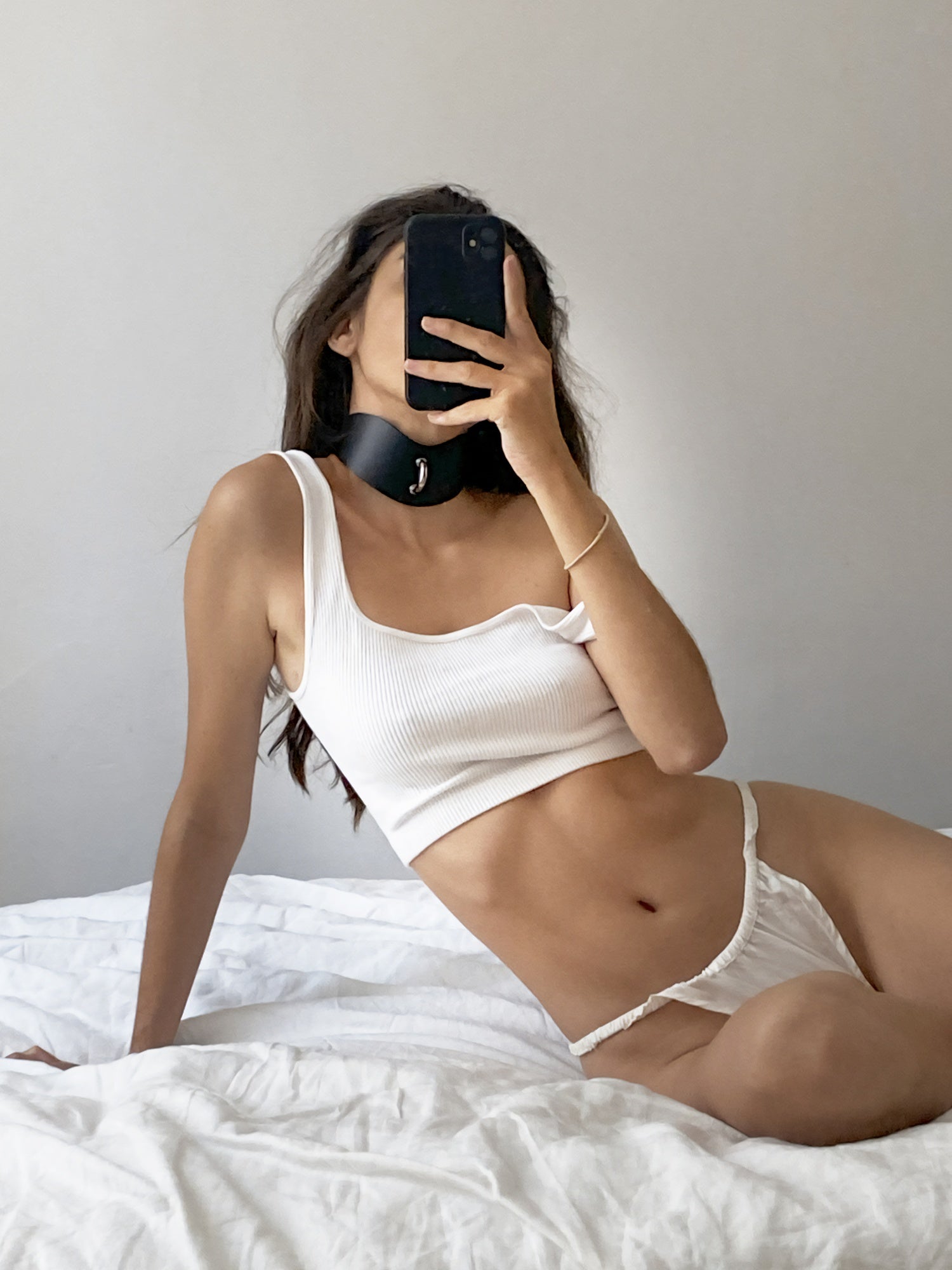 Camille wearing the vegan Perle choker handmade by Baby turns Blue Paris