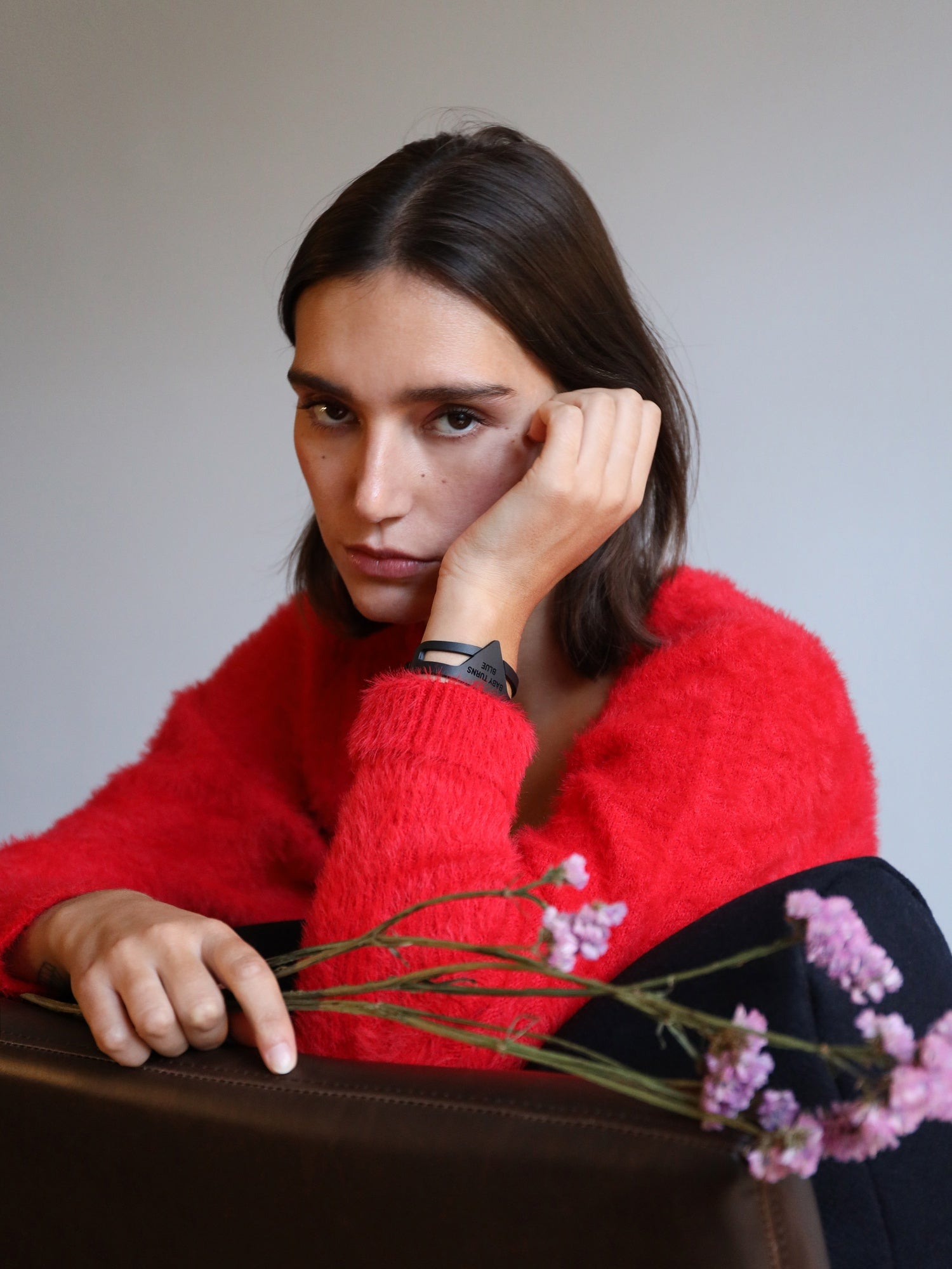 Portrait of Manon displaying the Foulard cuff on her wrist by Baby turns Blue Paris