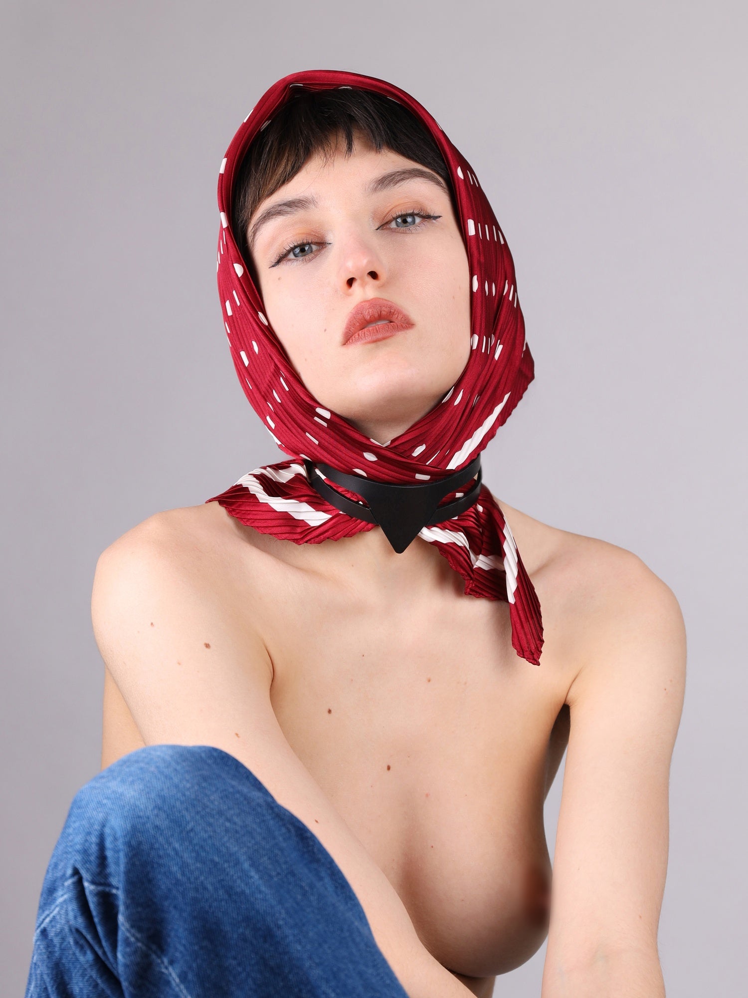 Portrait of Marie wearing the Foulard plant-based choker by Baby turns Blue Paris