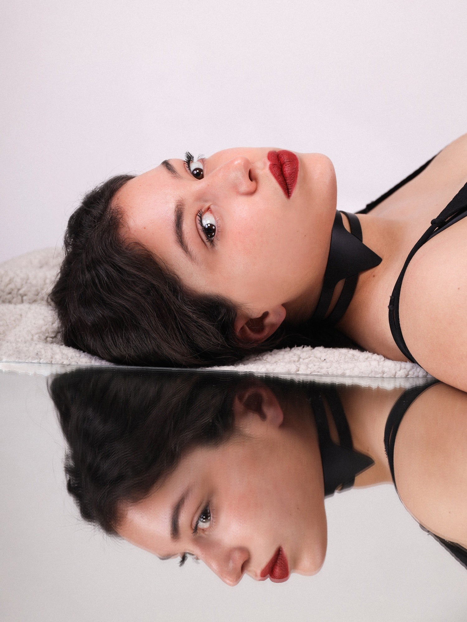 Side view of the Foulard choker on Lili by Baby turns Blue Paris