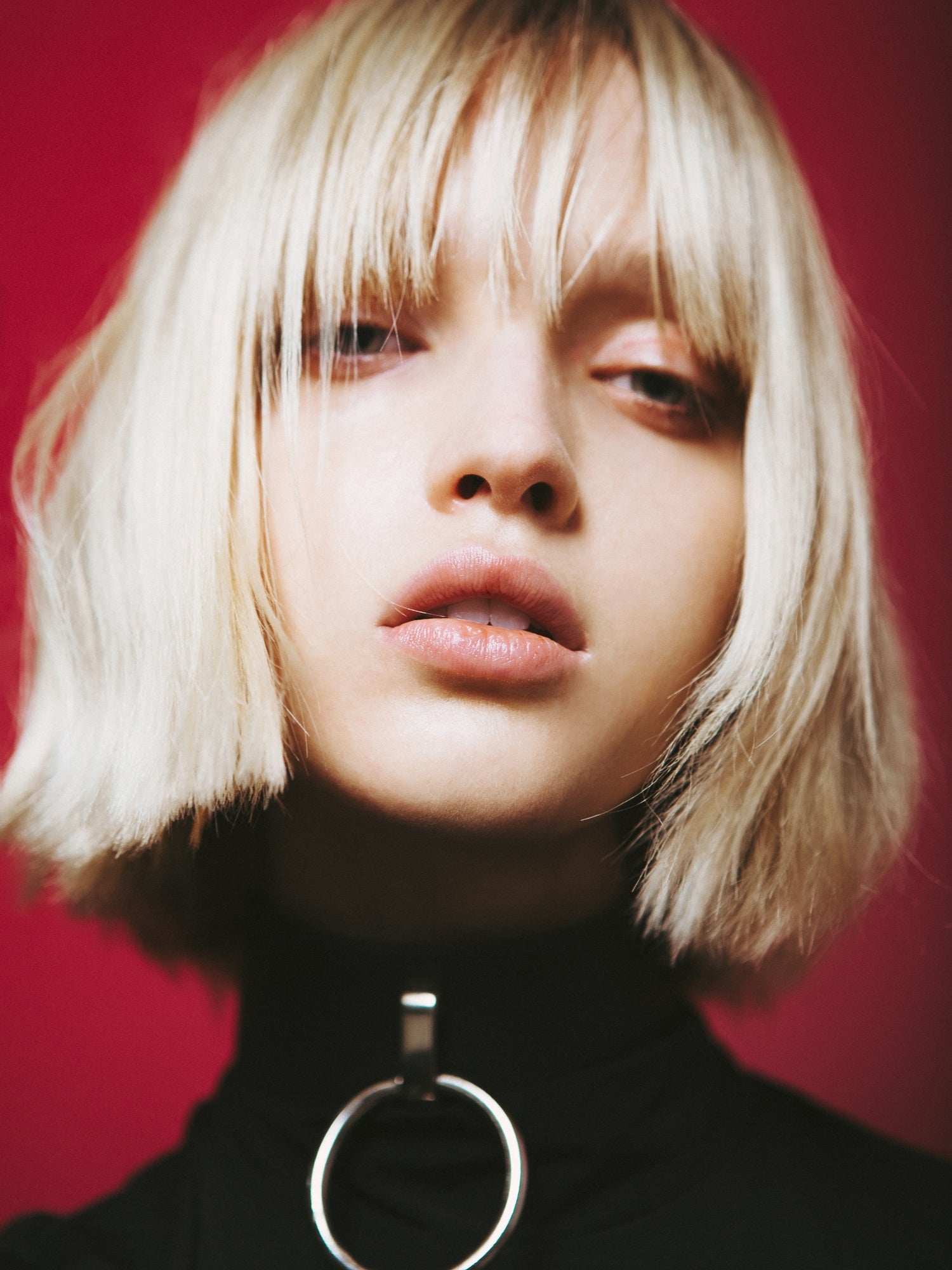 Blond girl wearing the Lisa oversized choker by Baby turns Blue Paris