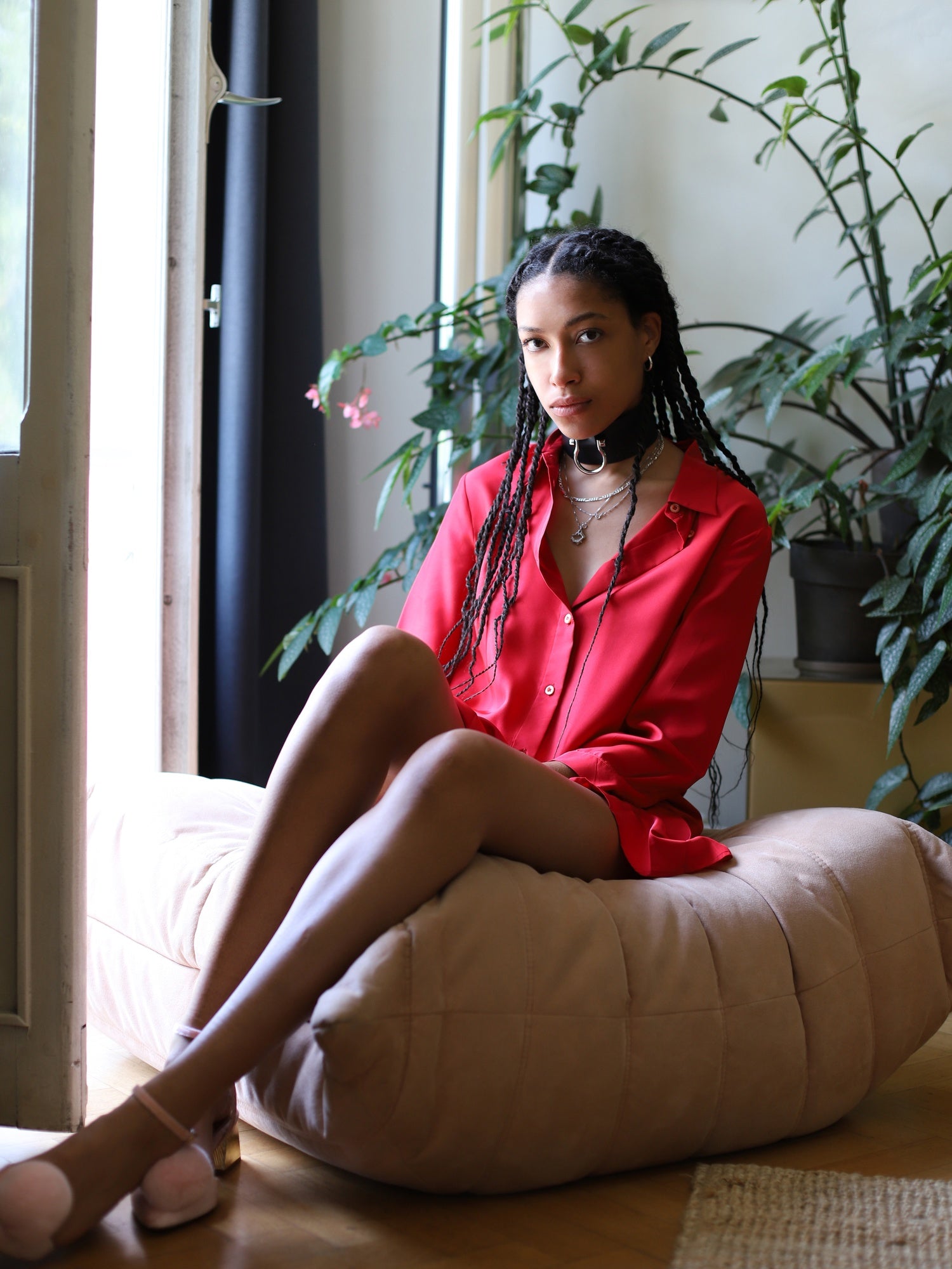 Lisa wearing the Masha choker handcrafted with natural fibers by Baby turns Blue Paris