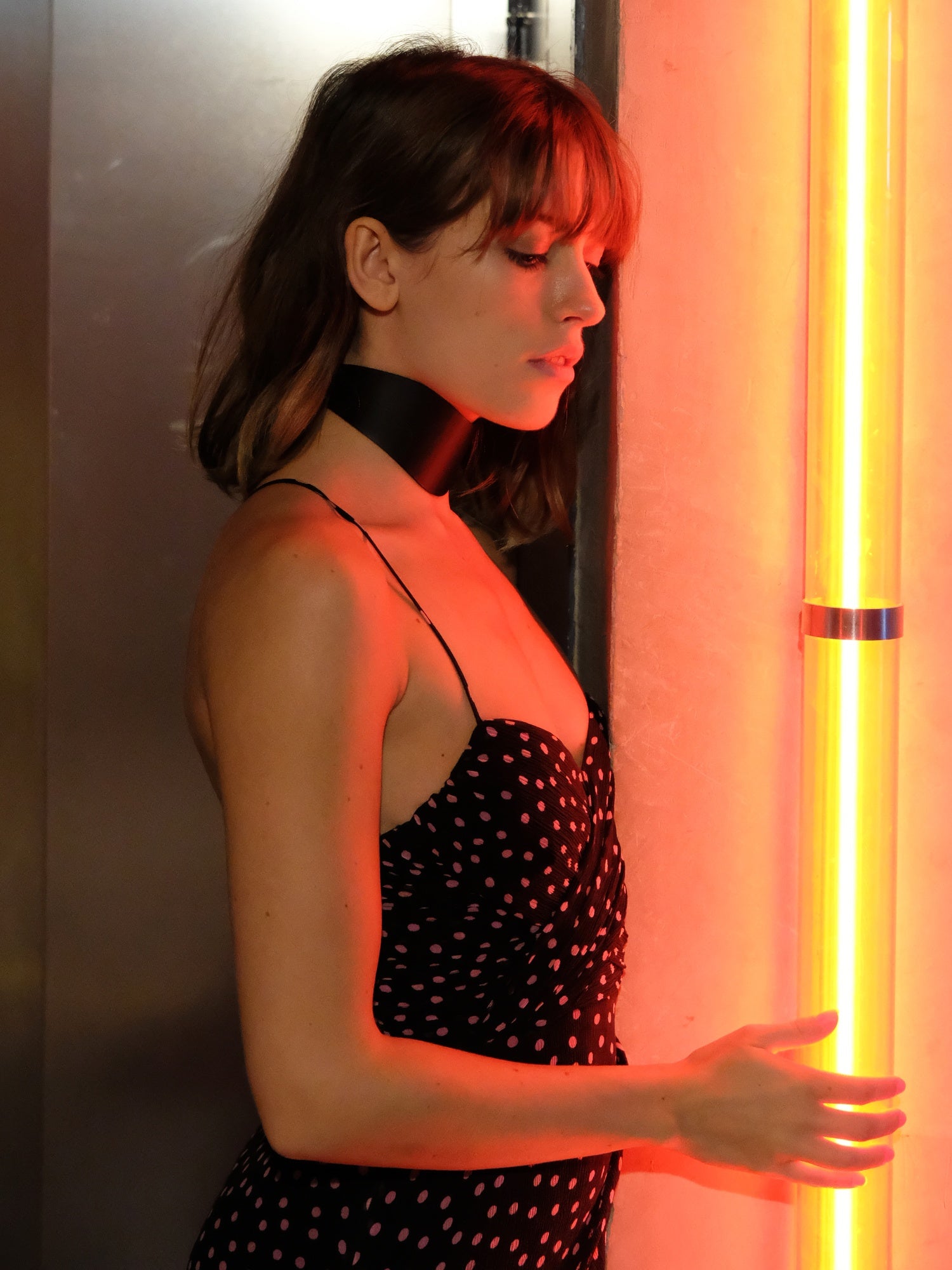 Side view of Noemie wearing the handcrafted vegan choker Meduse by Baby turns Blue Paris