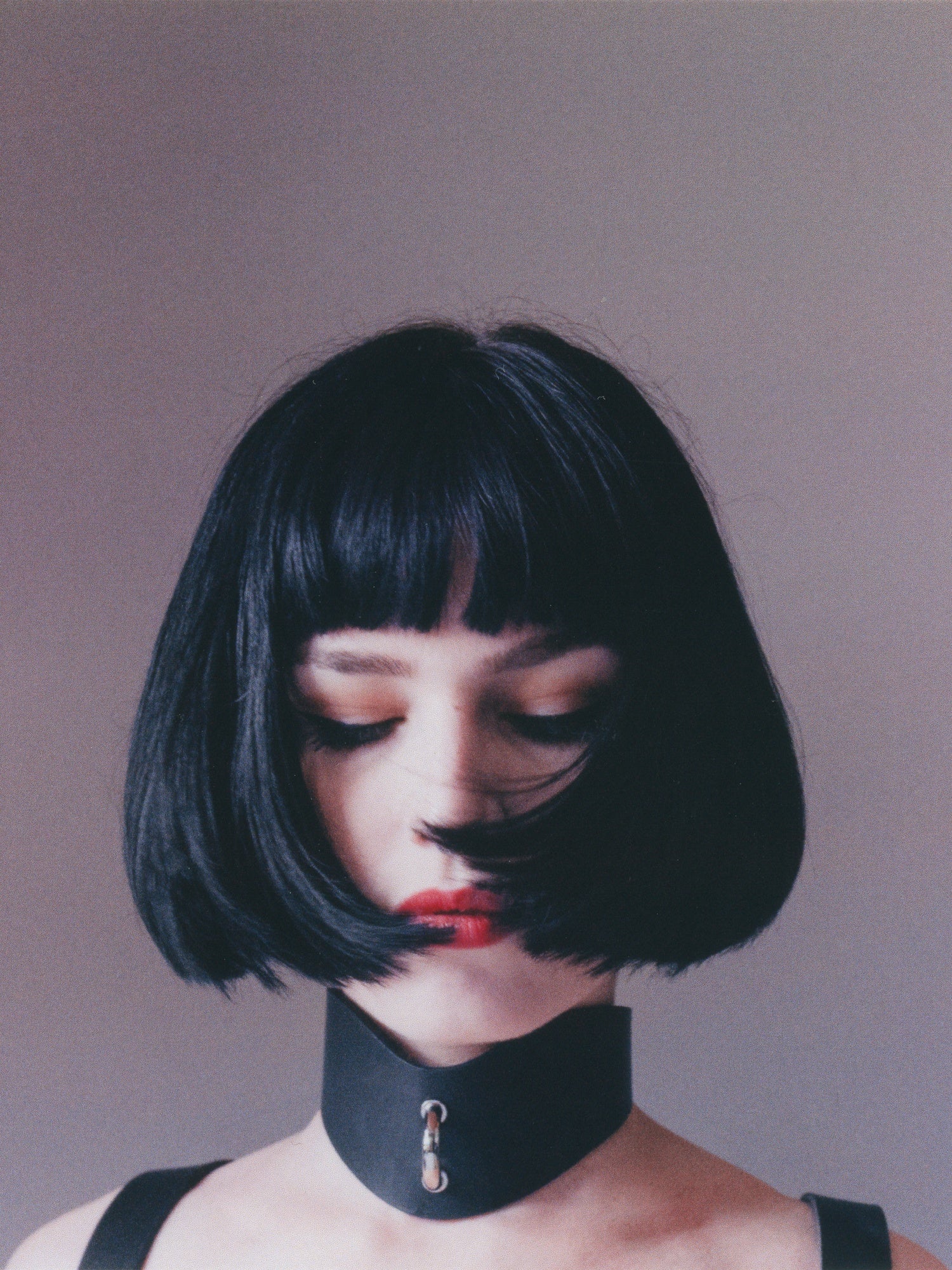 Portrait of Miriam wearing the Perle choker by Baby turns Blue Paris