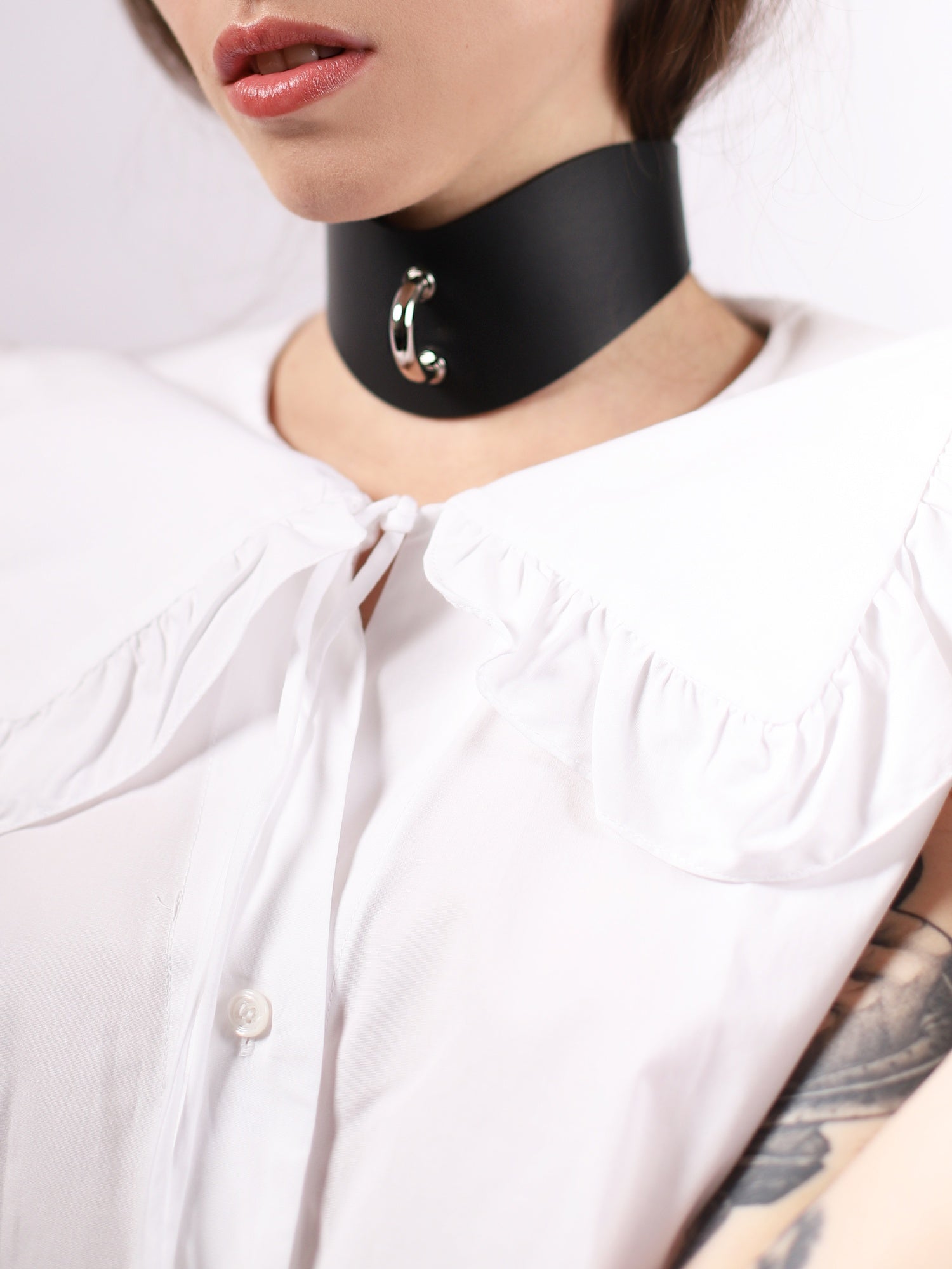 Close-up of Lou posing with the Perle choker made in France by Baby turns Blue Paris