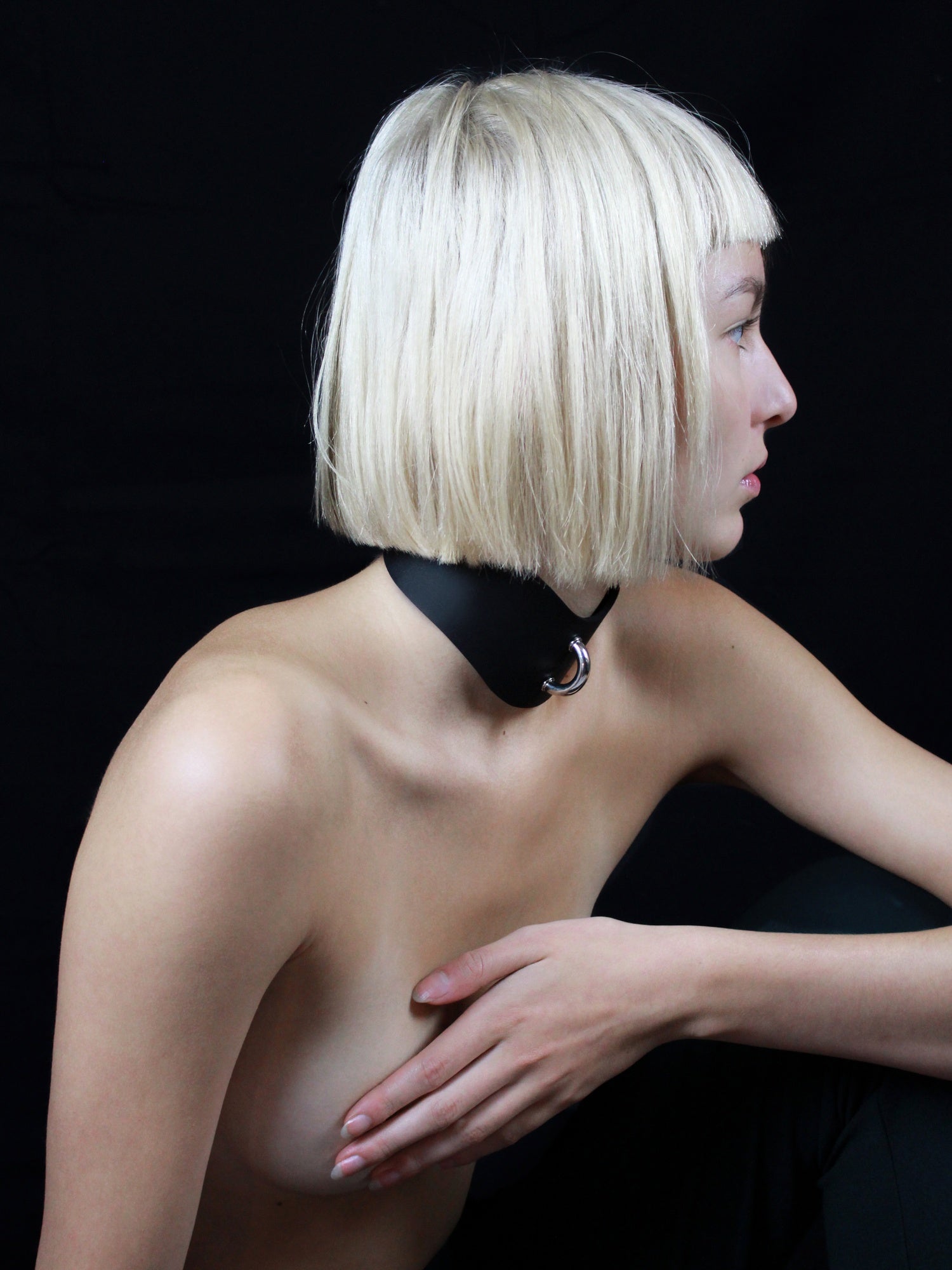 Side view of Naomi posing with the vegan Perle collar by Baby turns Blue Paris