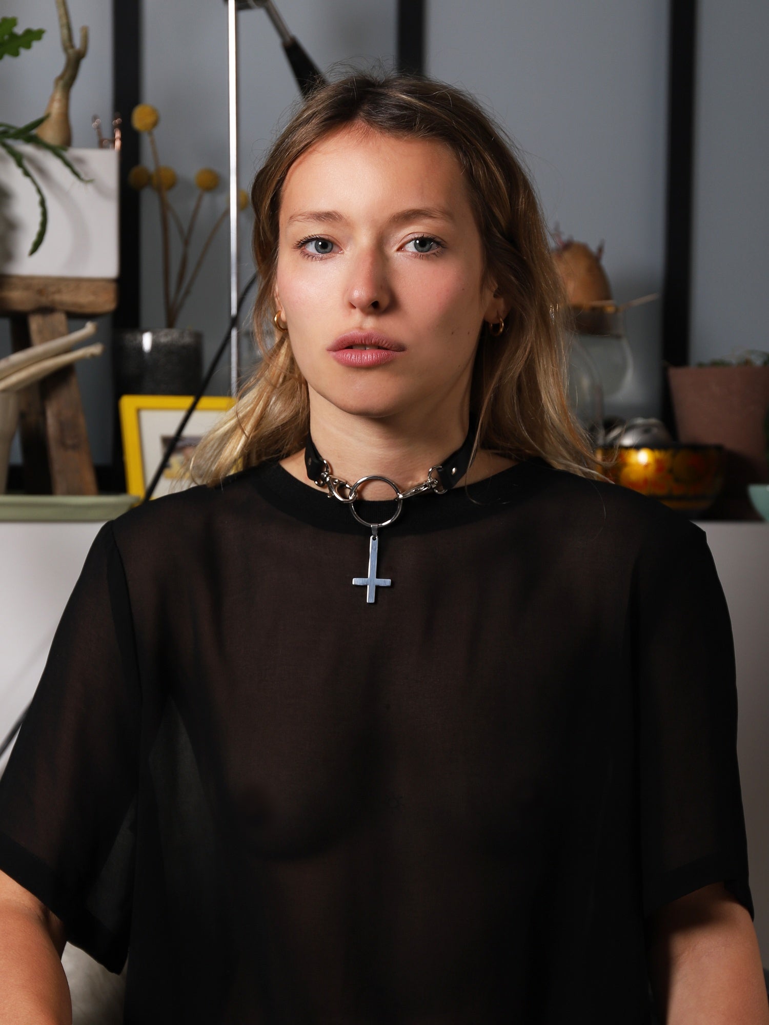 Nikita wearing the high quality Sina Cross eco-friendly choker by Baby turns Blue Paris