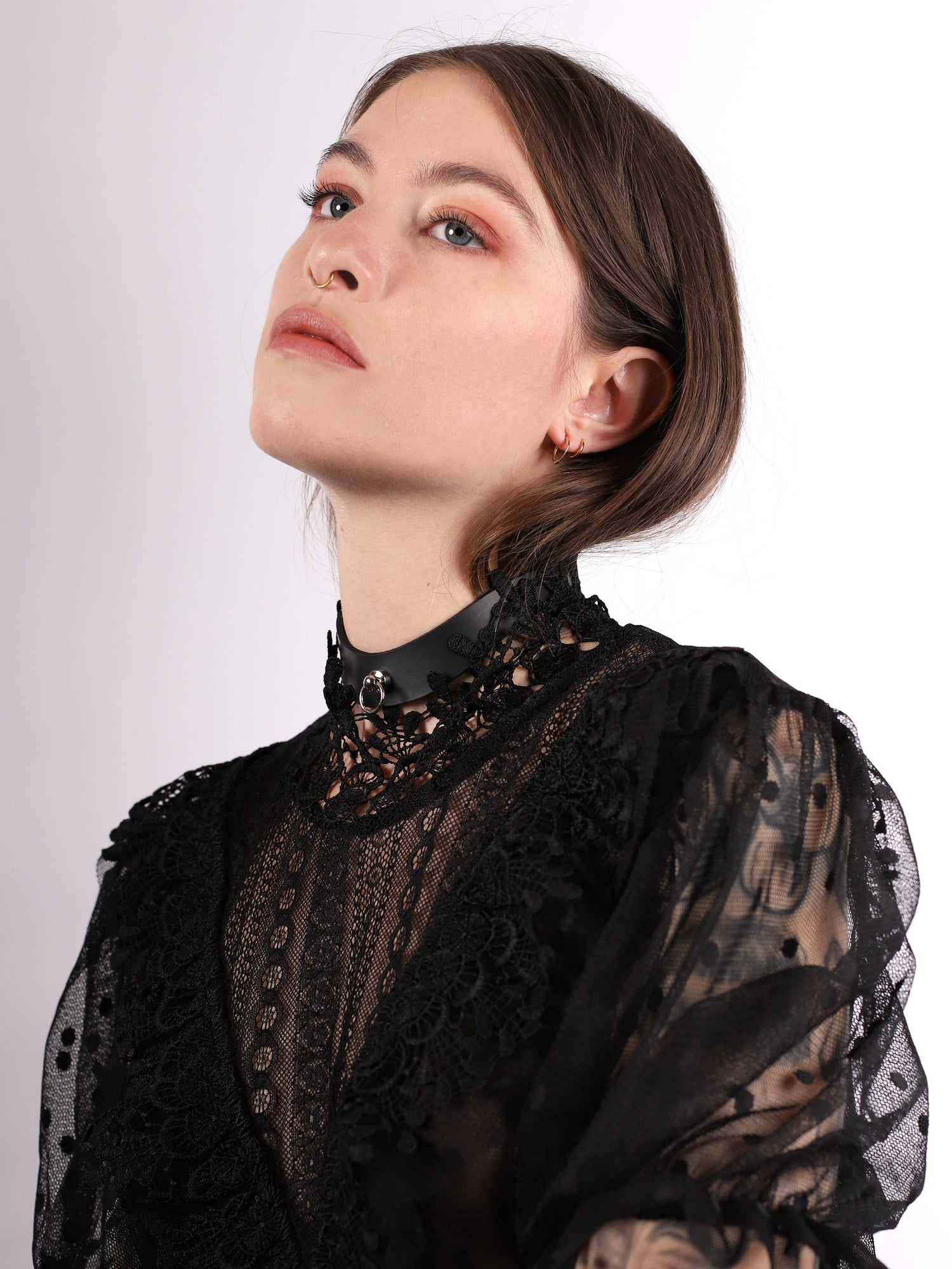 Portrait of Lou featuring the plant-based Viola choker by Baby turns Blue Paris