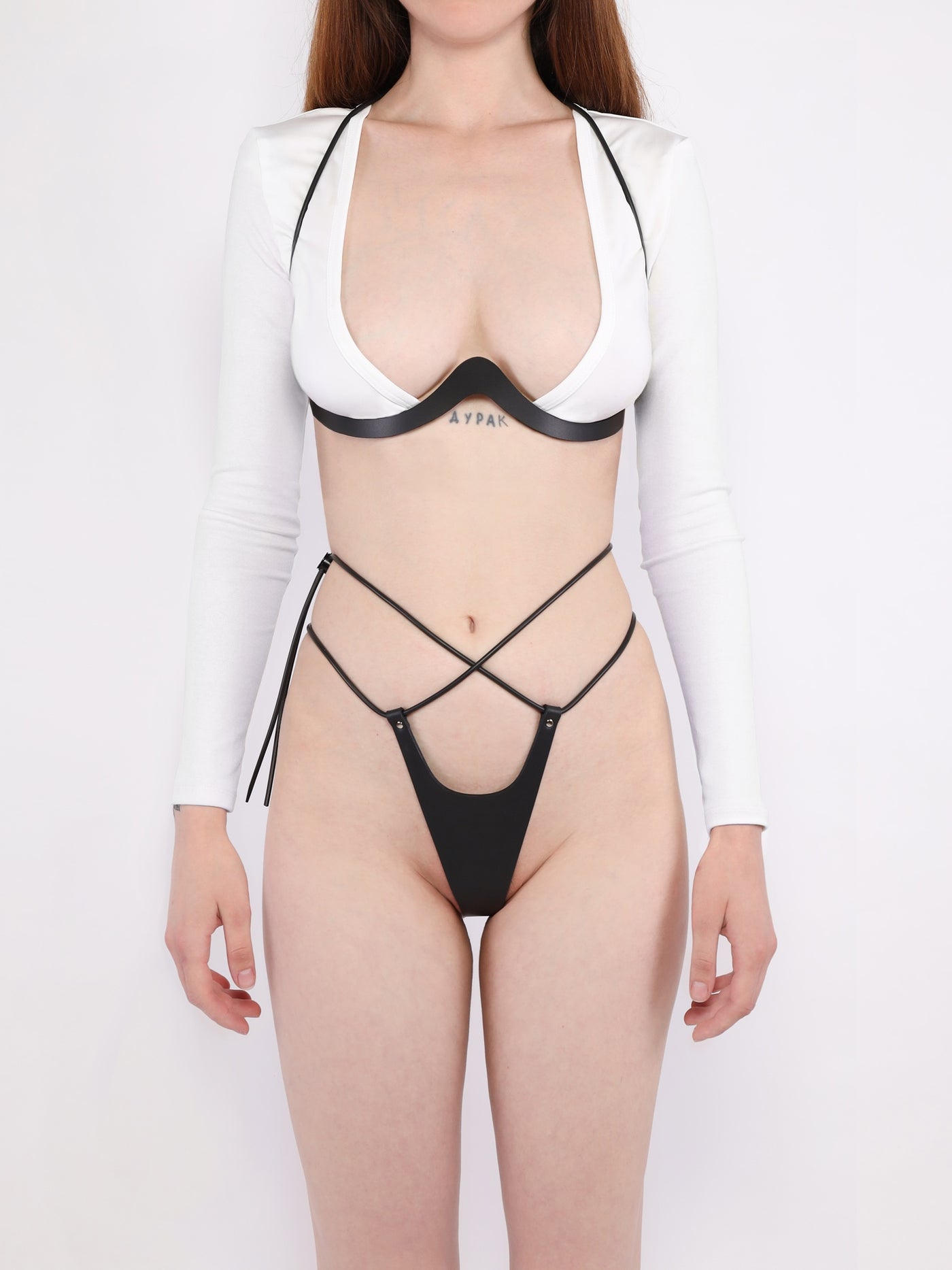 Front view of a model wearing the vegan Pulse set by Baby turns Blue Paris