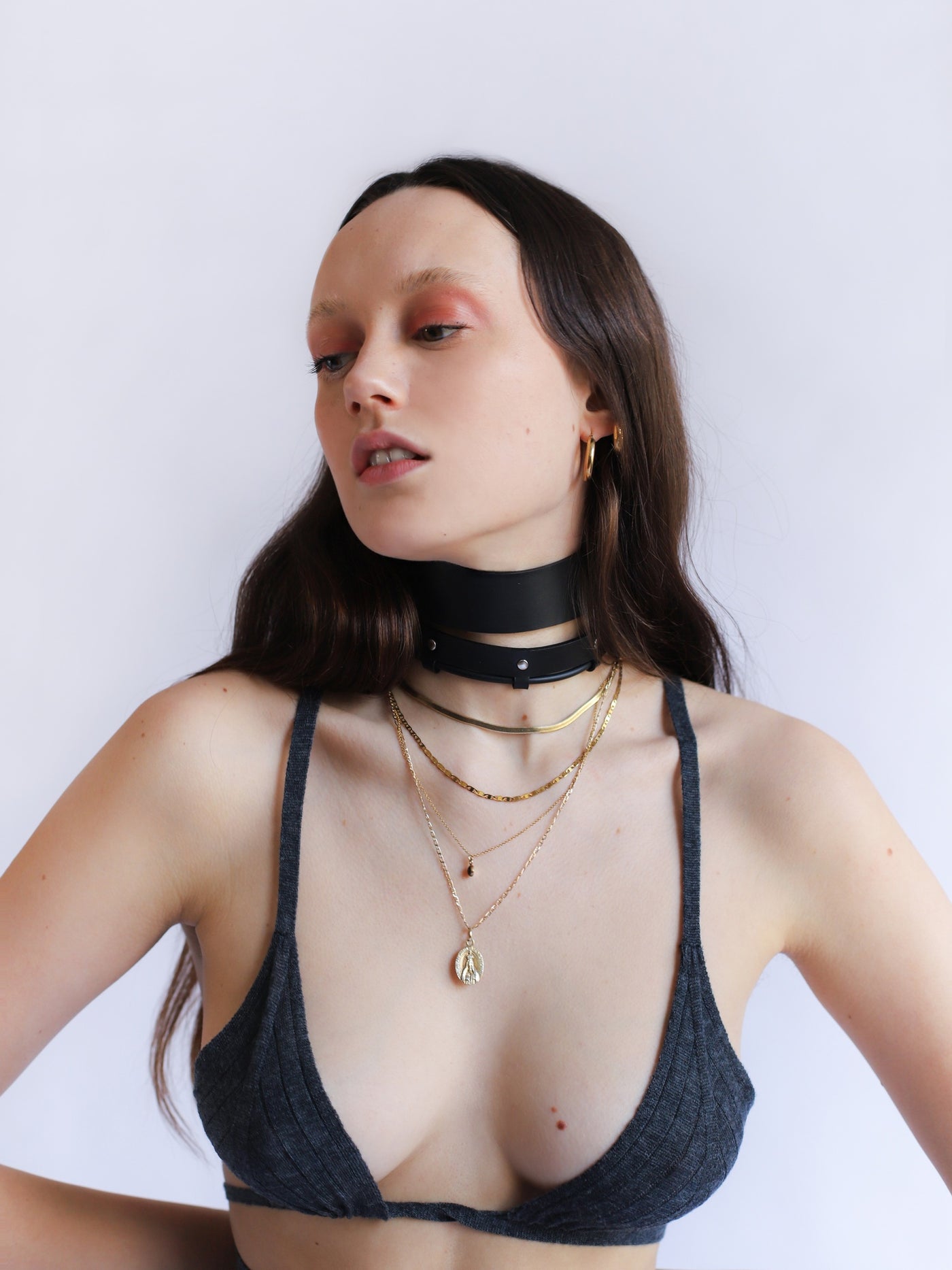 Front view of Tessa posing in the Dawn eco-friendly choker by Baby turns Blue Paris