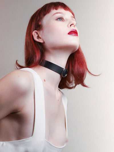 Focus on the side view of the Dora sustainable choker by Baby turns Blue Paris