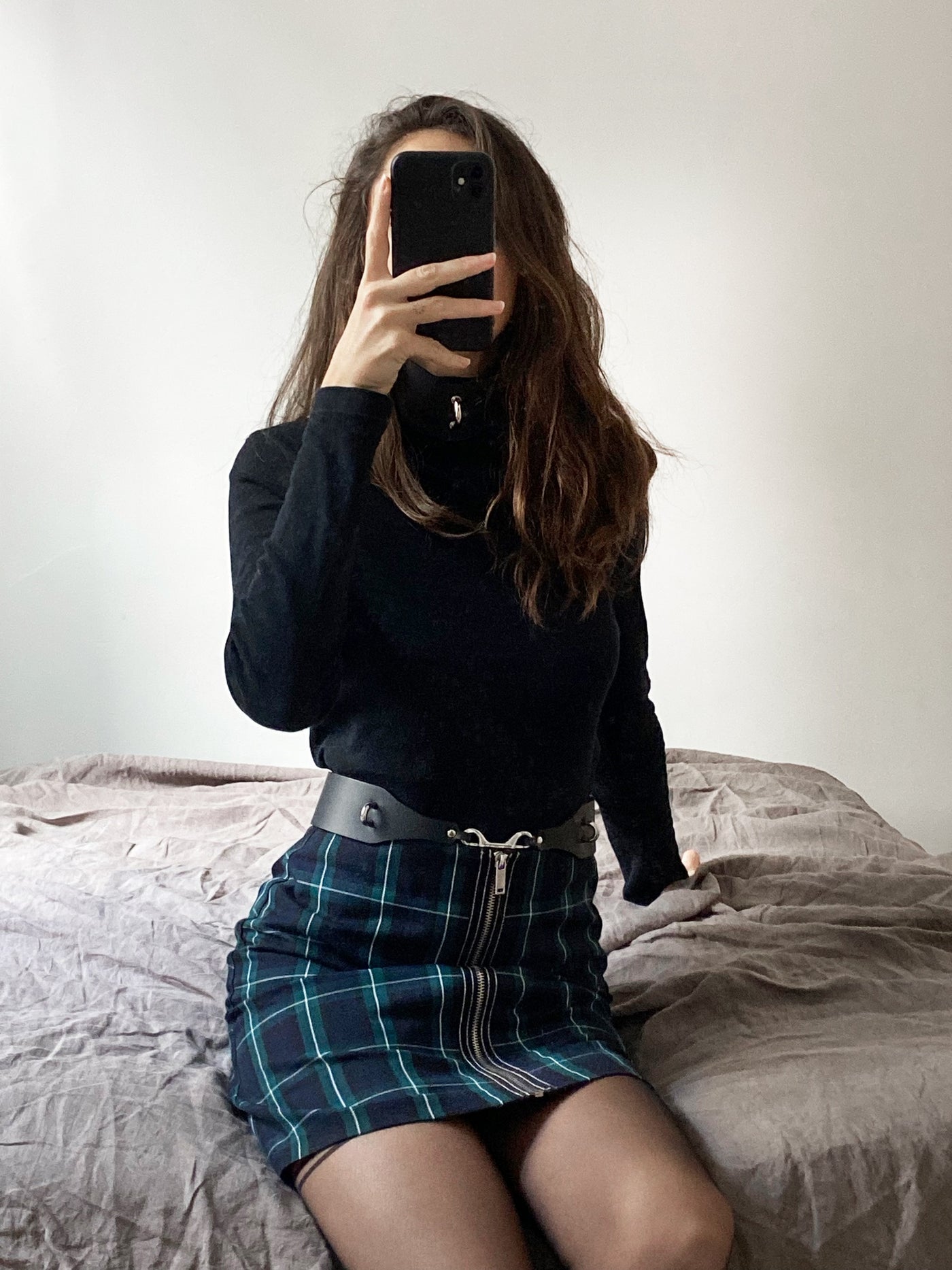Camille taking a selfie while wearing the vegan Edenbelt by Baby turns Blue Paris