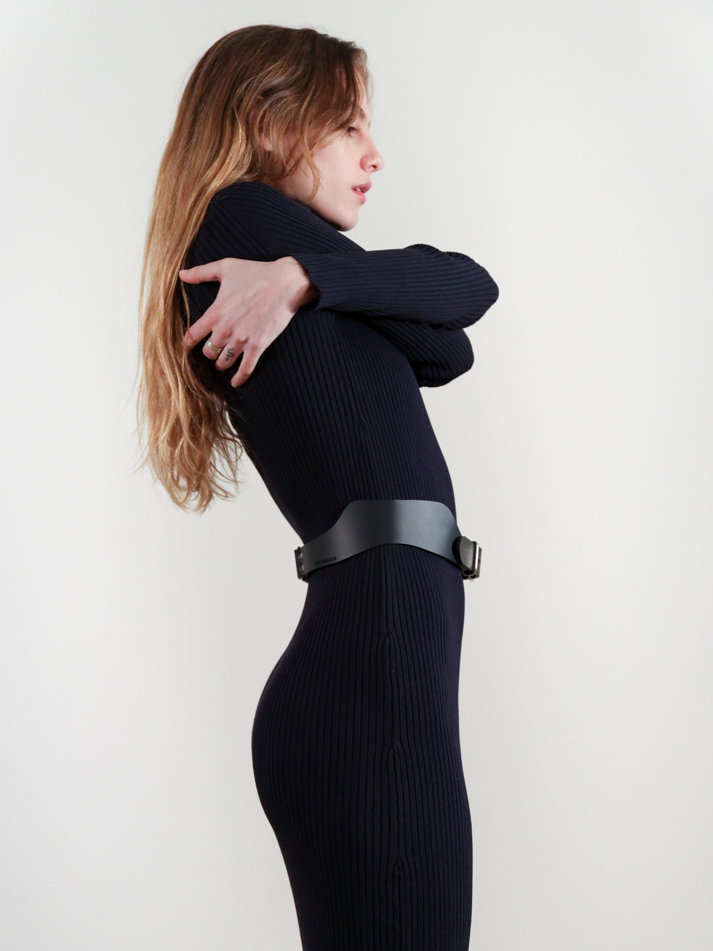 Side view of Dara wearing the Elisabeth fiber based belt by Baby turns Blue Paris