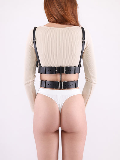 Back view of Marija in the vegan Gum double harness by Baby turns Blue Paris