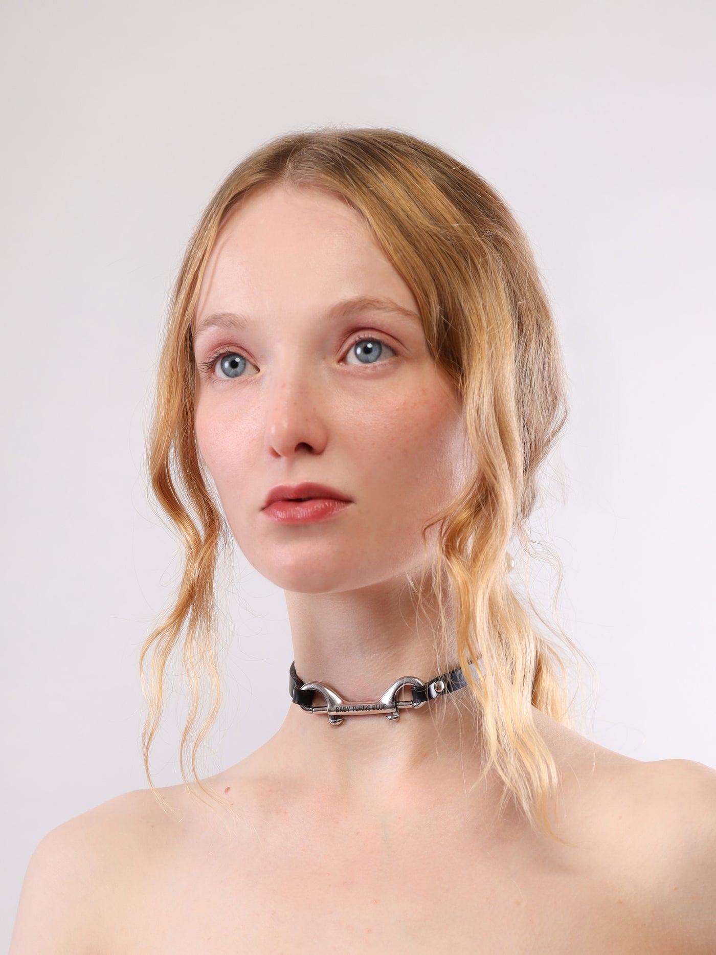 Angelique featuring the double hook vegan choker Jane by Baby turns Blue Paris