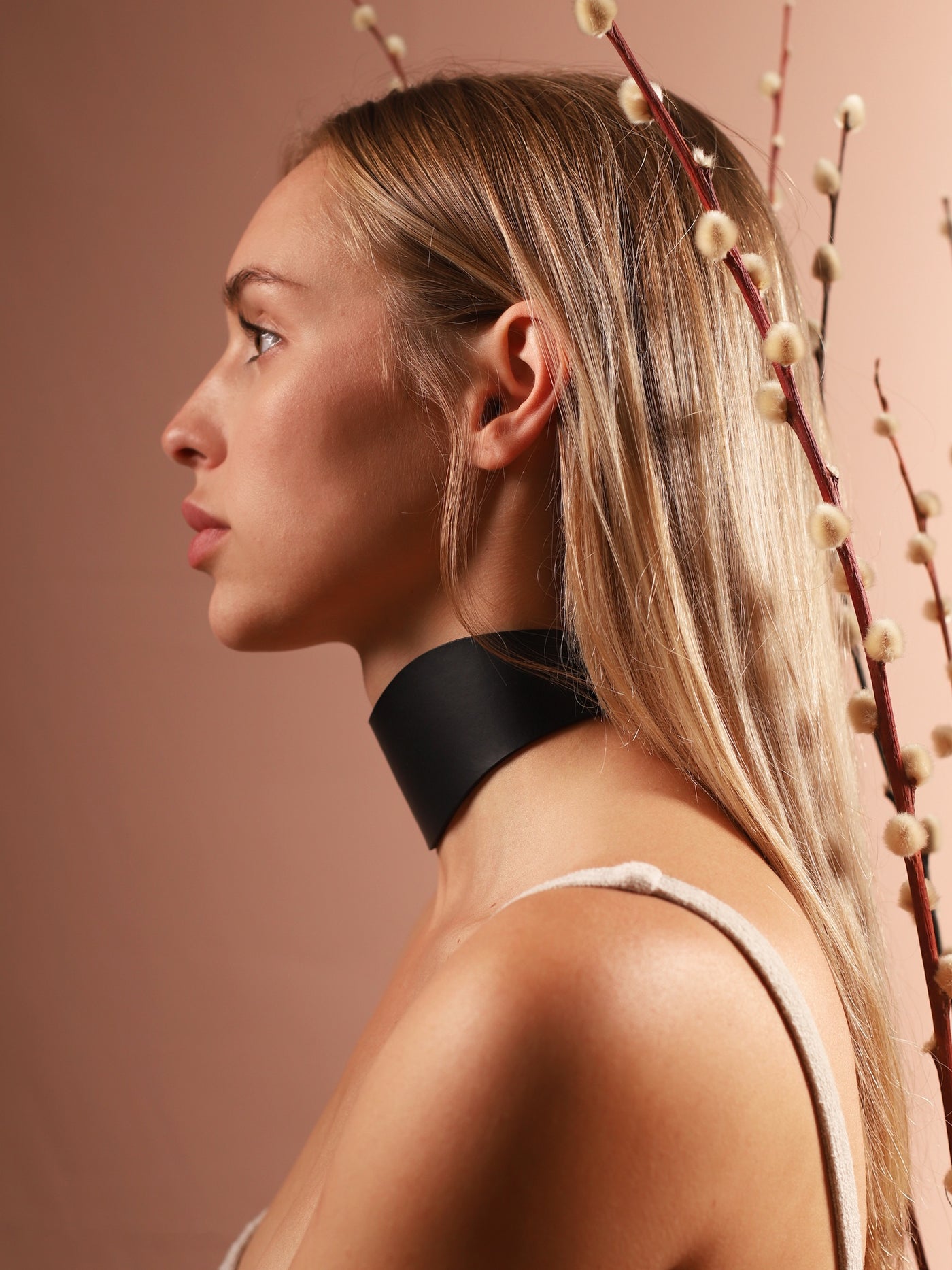 Side view of Yulia wearing the Meduse plant-based choker by Baby turns Blue Paris