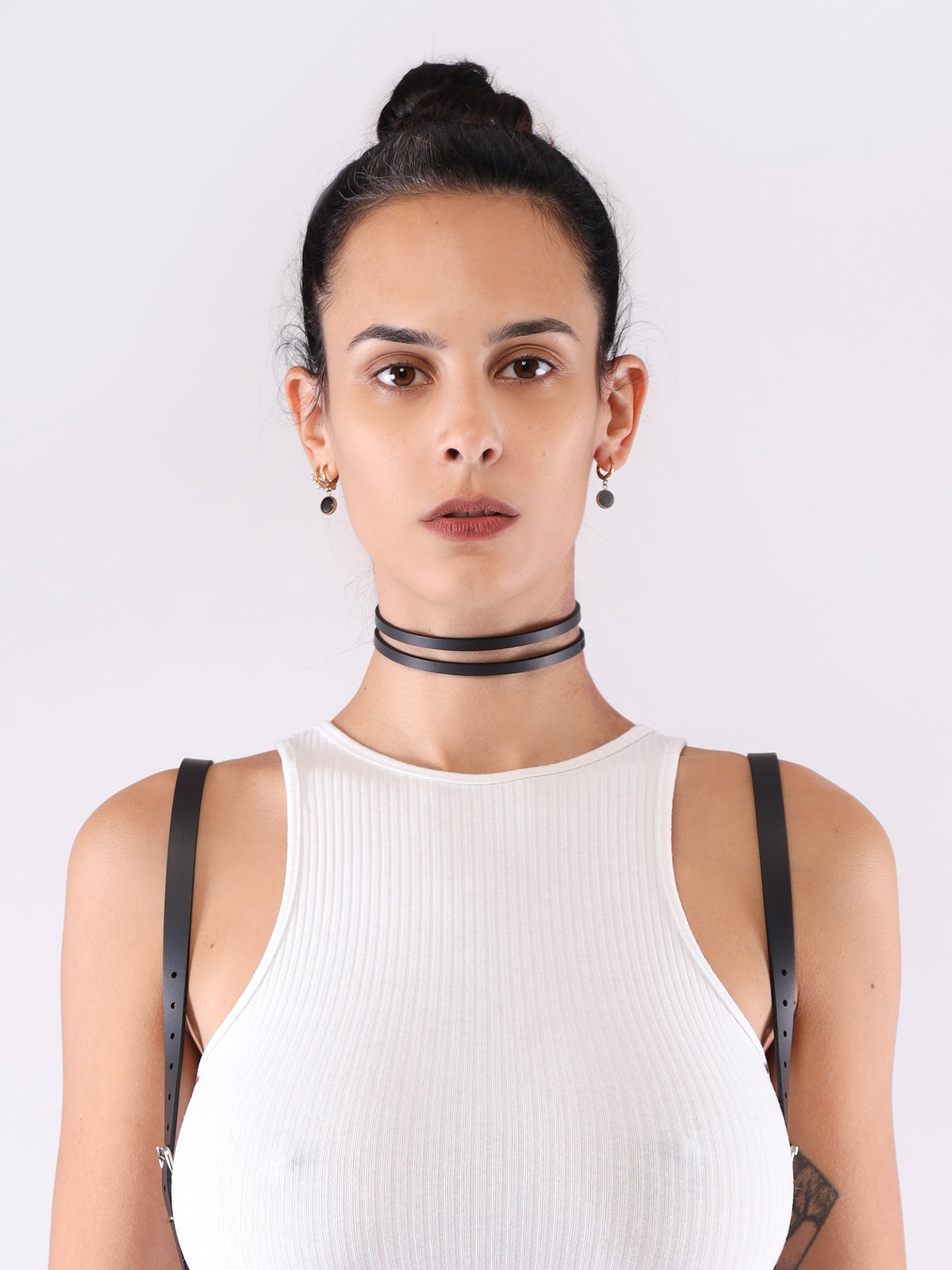 Portrait of Sasha wearing the vegan Polly choker handmade by Baby turns Blue Paris