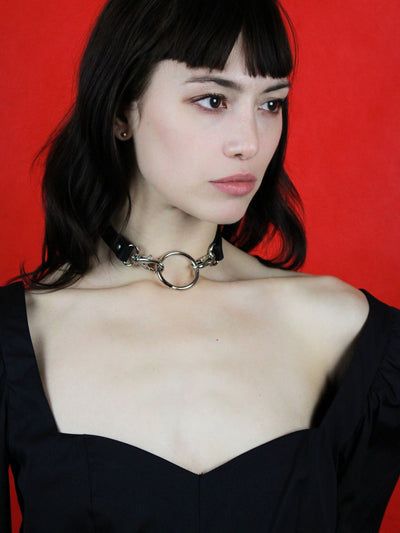 Close-up of Julia featuring the beautiful O-ring choker Sina by Baby turns Blue Paris